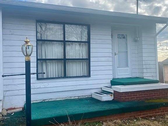 2nd image of 918 Warren Chapel Rd
