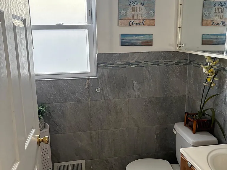 847 Bond St — Photo 10