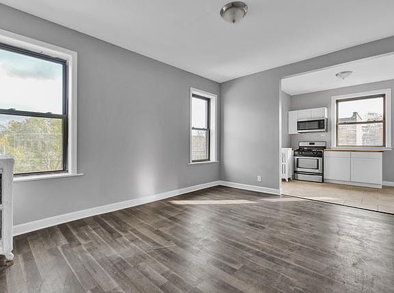 5th image of 828 E Drexel Sq #3