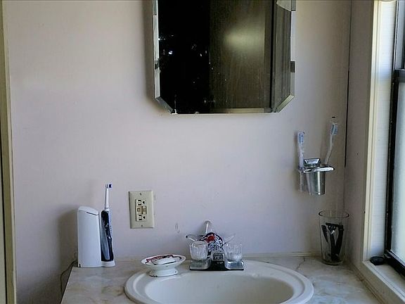 5th image of 108 Bearwoods Ave