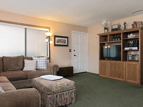 4th image of 597 Melville Ln