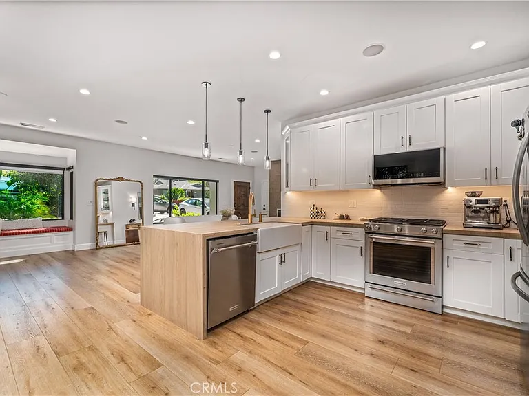 21327 Providencia St — Photo 10