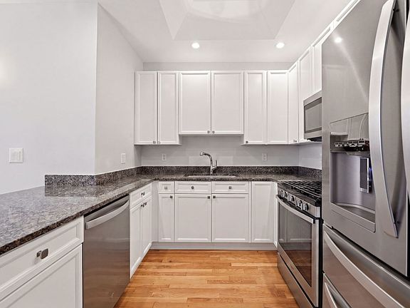 2nd image of 812 W Hubbard St #4