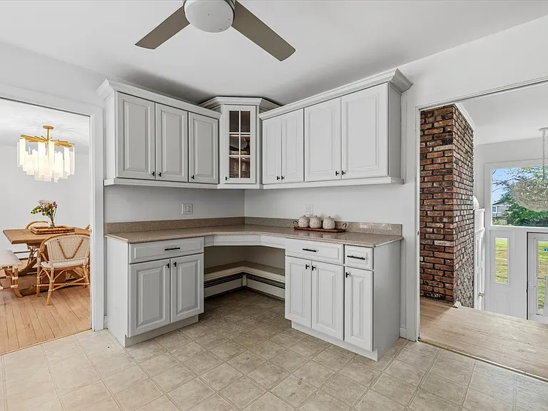 19 Peconic Ave — Photo 10