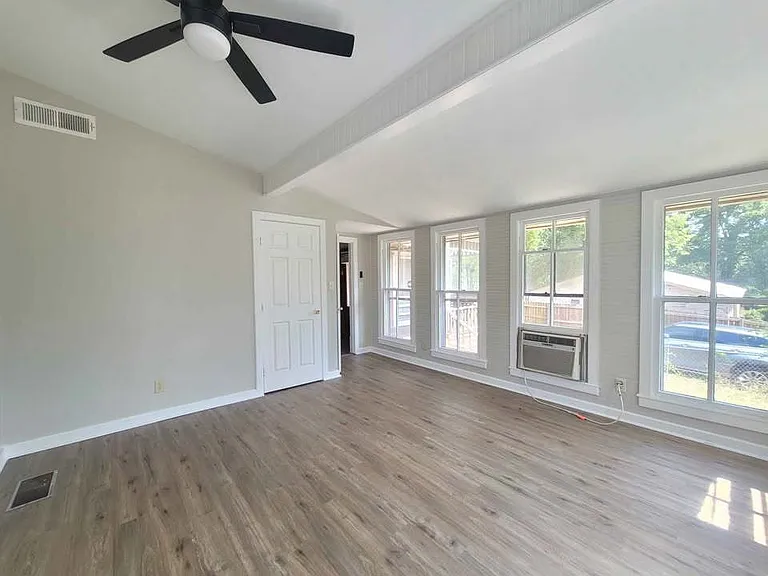1500 N Franklin St — Photo 12