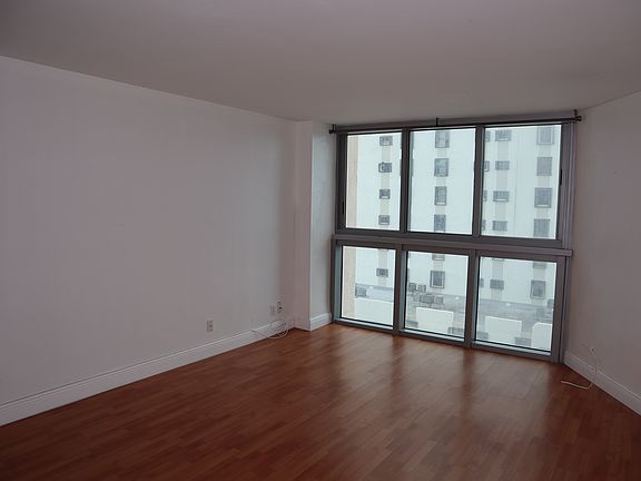 4th image of 2655 Collins Ave APT 908