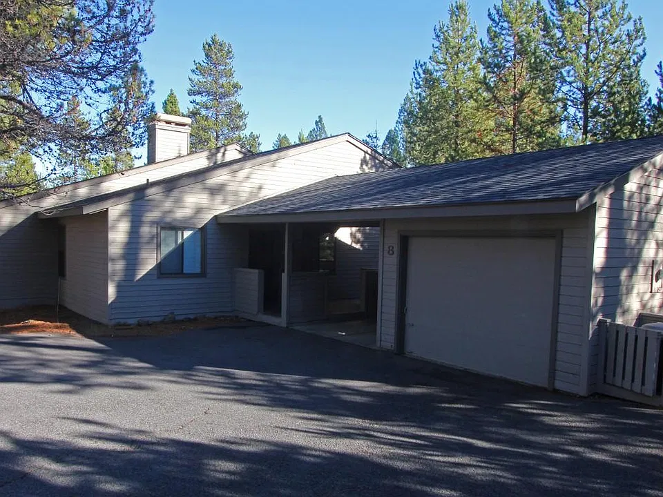 8 Holly Ln