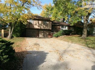 535 S Ridge Dr, Olathe, KS 66061