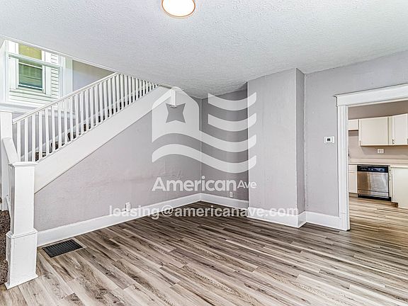 562808_003_living_room_13914177.jpg