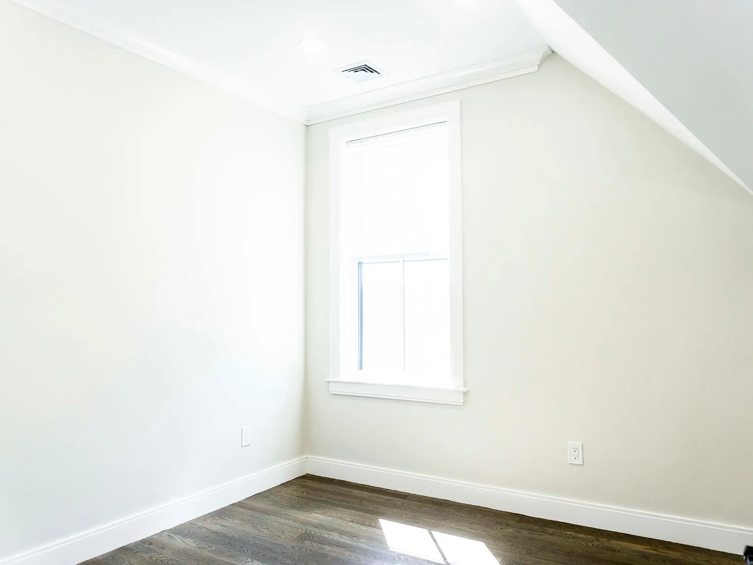 3 bed, 1350 sqft, $5,650 — Photo 2