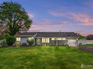 4 Cambridge Rd, Kendall Park, NJ 08824