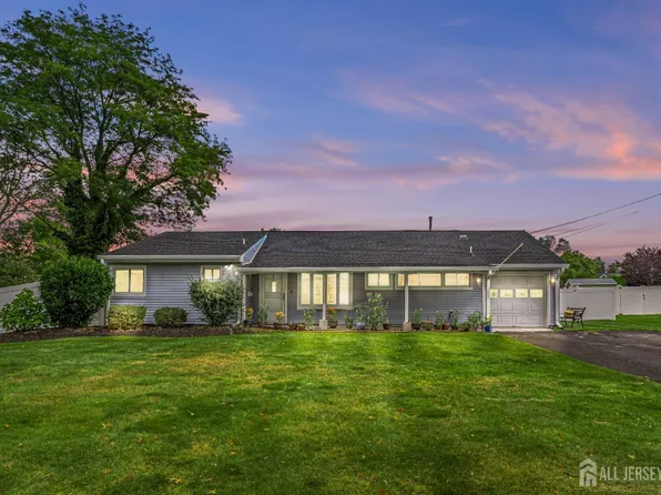 4 Cambridge Rd, Kendall Park, NJ 08824