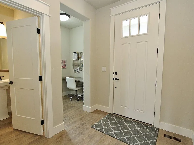 3316 E Girdner Dr — Photo 2