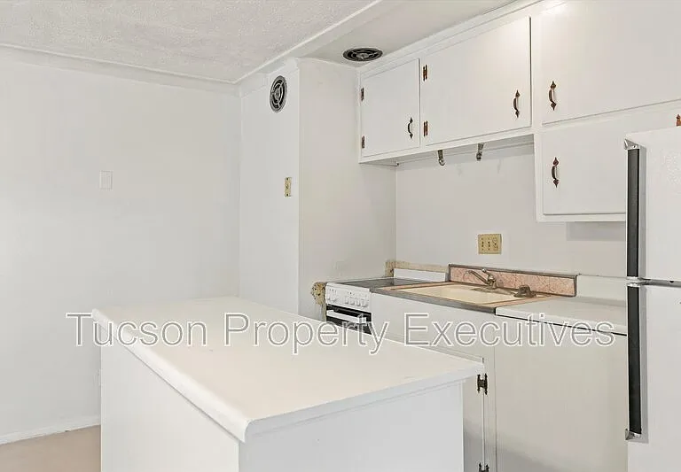 802 N Alvernon Way E — Photo 3