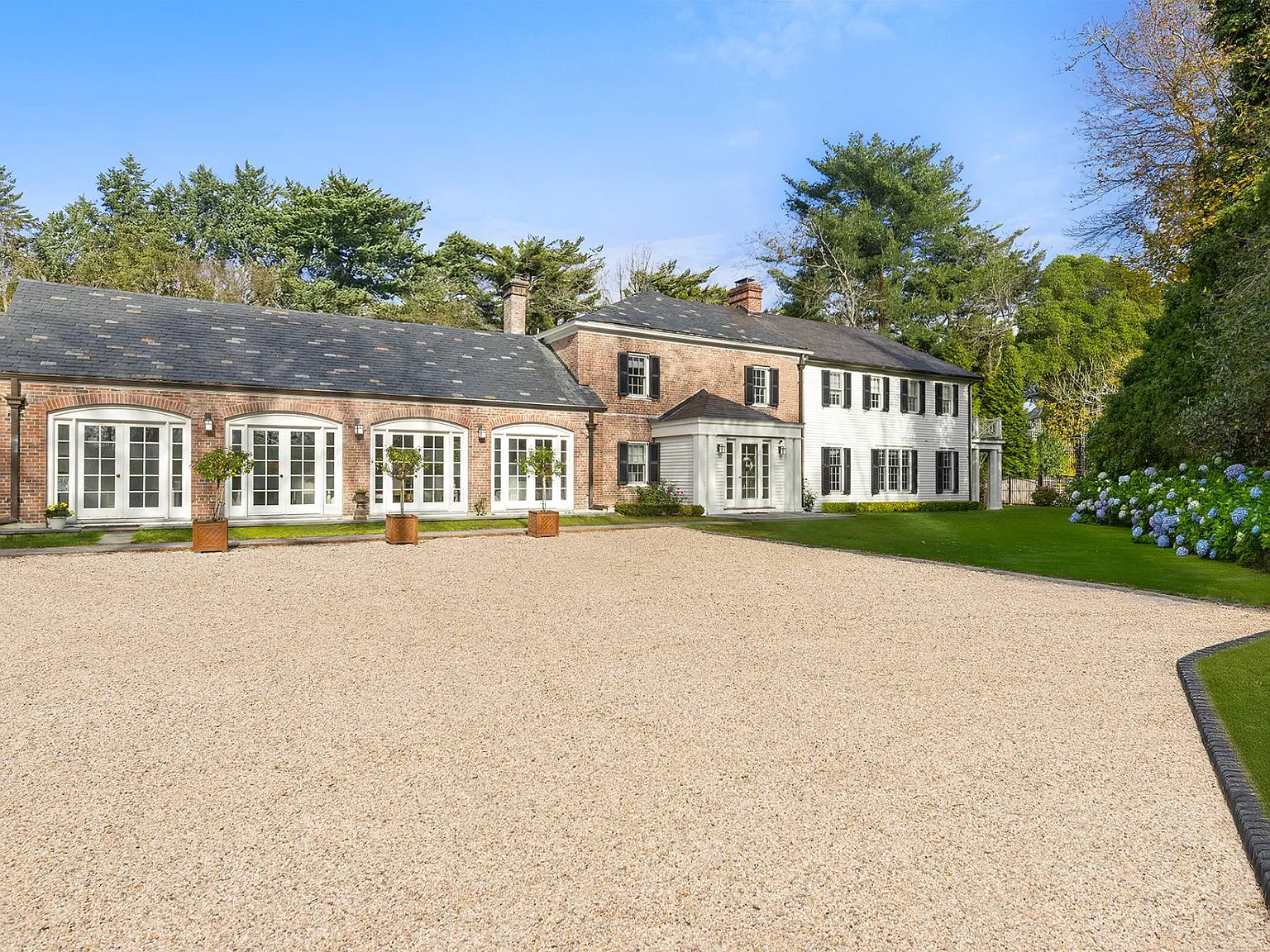 South of the Highway Estate with Waterviews & Private Dock — Photo 4