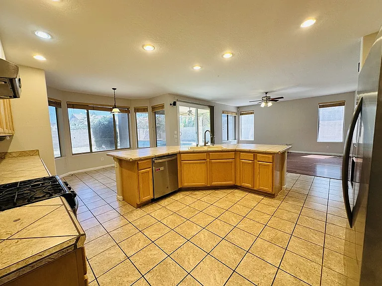 672 W Raven Dr — Photo 10