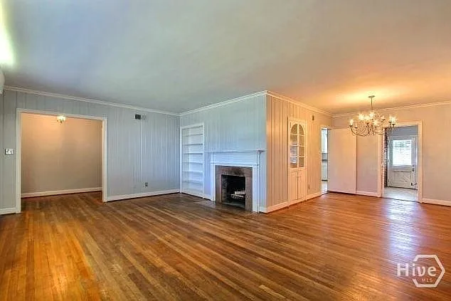 3 bed, 1.5 bath, 2022 sqft, $2,300 — Photo 2