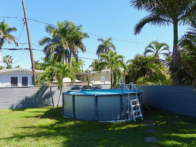 715 Hollywood Blvd — Photo 23