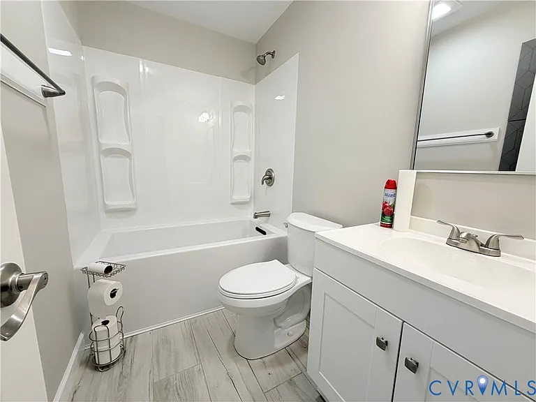 526 Roslyn Ave — Photo 9