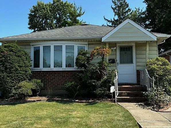 5825 260th St, Little Neck, NY 11362