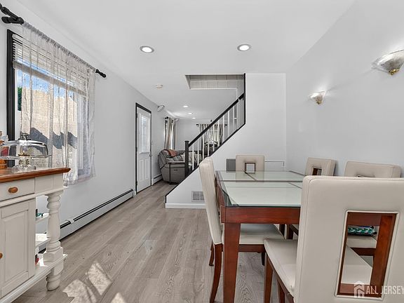 5th image of 58 Hillcrest Ave