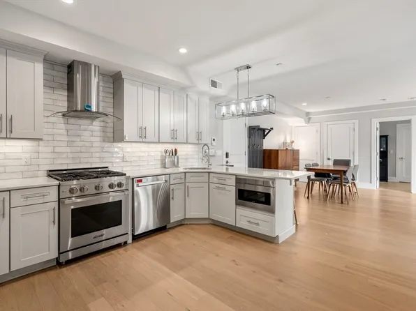 11 Oak Grove Ter #202, Quincy, MA 02169