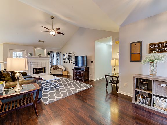 2nd image of 3109 Sweetbriar Walk