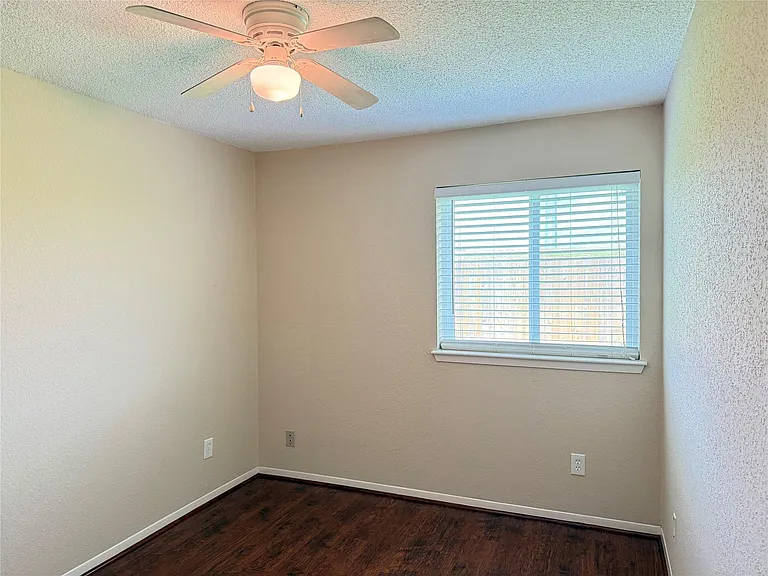 2806 Great Lakes Ave — Photo 9