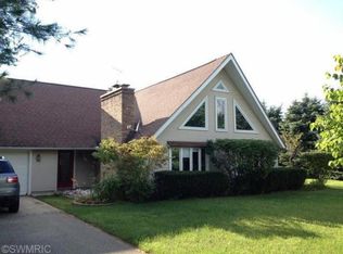 135 Lakeview Dr, Wayland, MI 49348