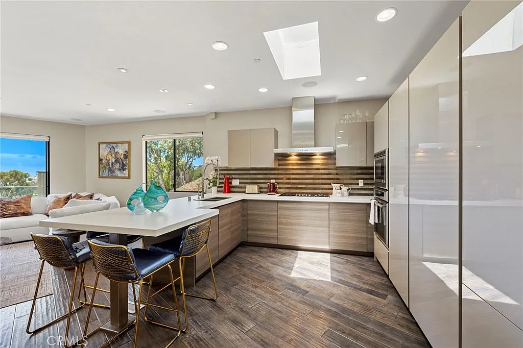2 bed, 2500 sqft, $15,000 — Photo 3