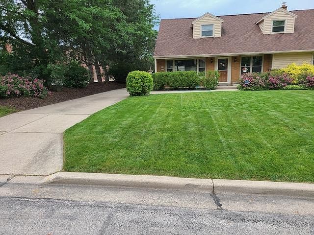 Immaculately manicured lawn on quiet street. 2 blocks from the Zoo and parks/trails