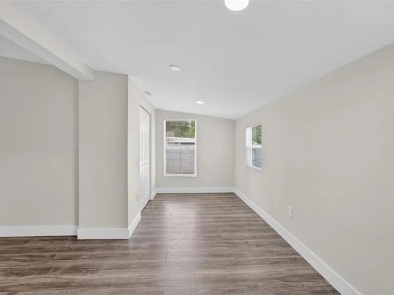 2525 W Beach St — Photo 32