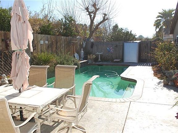 3rd image of 613 Connor Ln