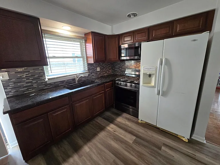 739 E Maple St — Photo 5