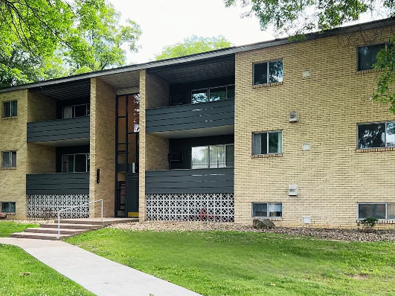 Seven Oaks Apartments — Photo 24