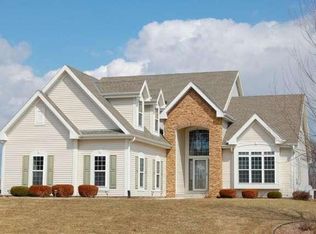 W126N6344 Parkway Dr, Menomonee Falls, WI 53051