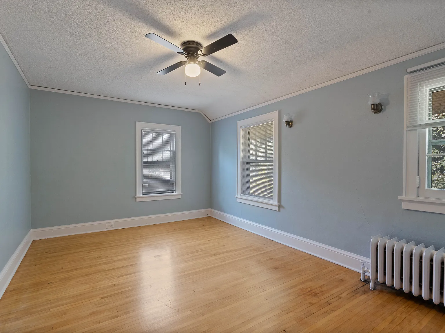 5 bed, 2412 sqft, $2,500 — Photo 3