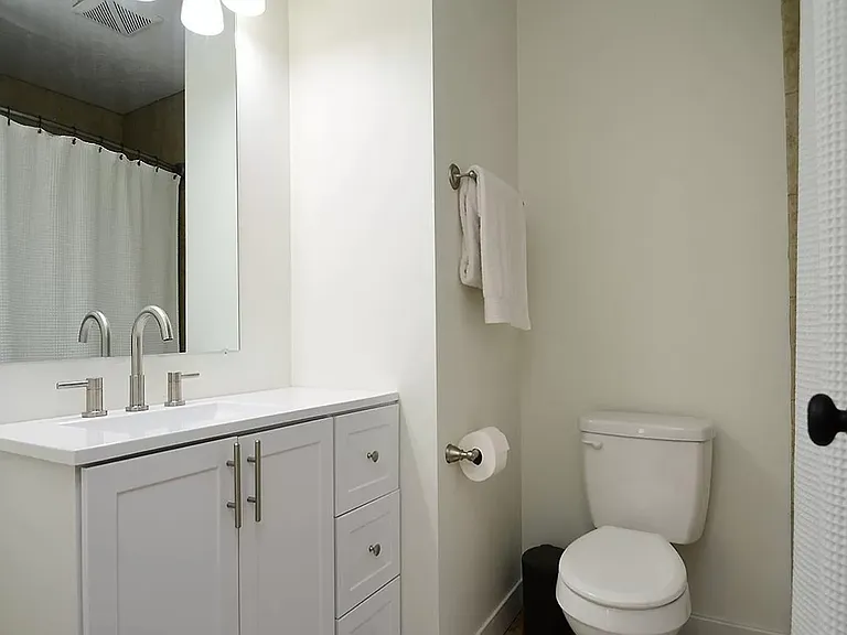Full bathroom 1.
