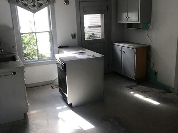 3rd image of 37 Oakland St