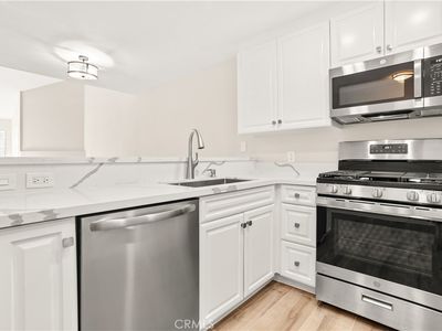 5530 Owensmouth Ave APT 325, Woodland Hills, CA, 91367