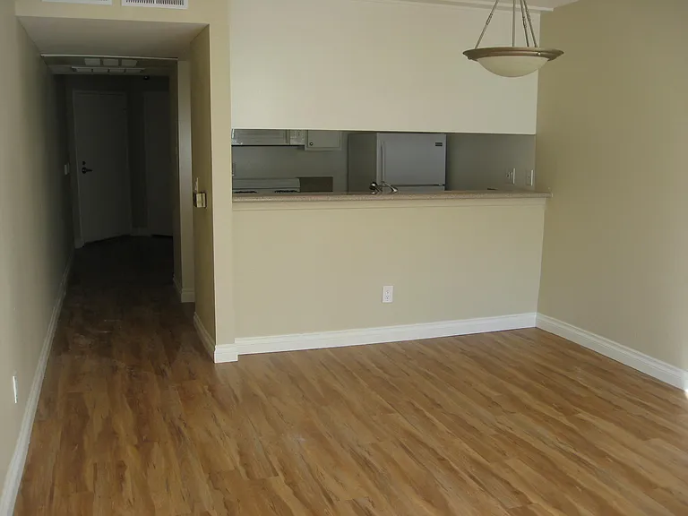 1375 Midvale Apartments — Photo 34