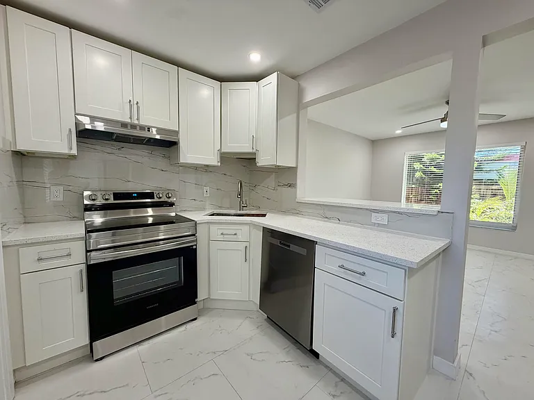 1652 NE 33rd St #B — Photo 4