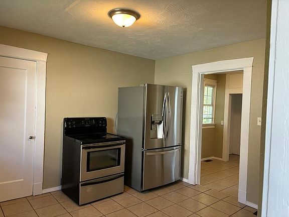4th image of 823 E Normal St