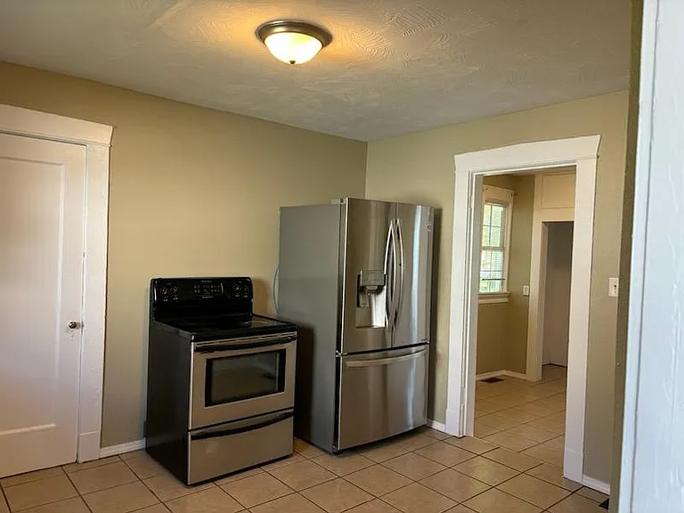 823 E Normal St — Photo 4