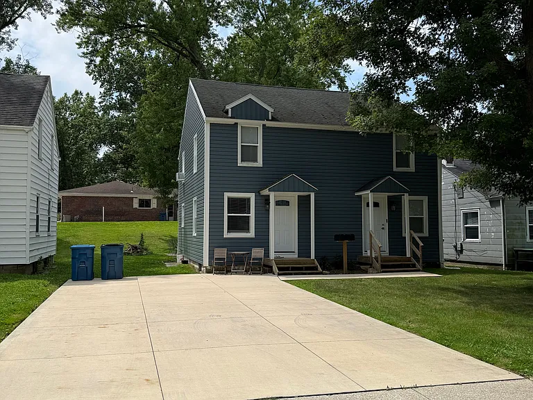 322 E School St #1 — Photo 1