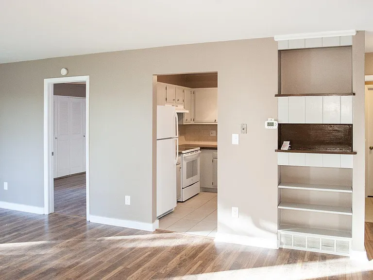 2820 Parklake Dr — Photo 3