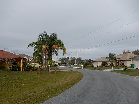 5th image of 221 Bedford Dr