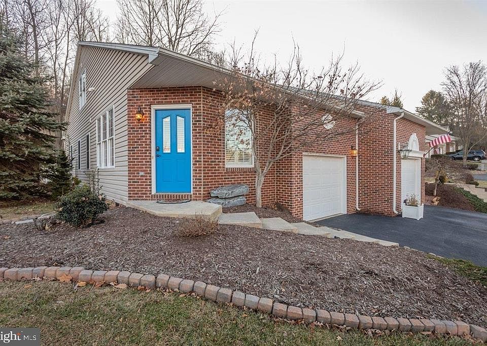 1st image of 140 Emerald Dr