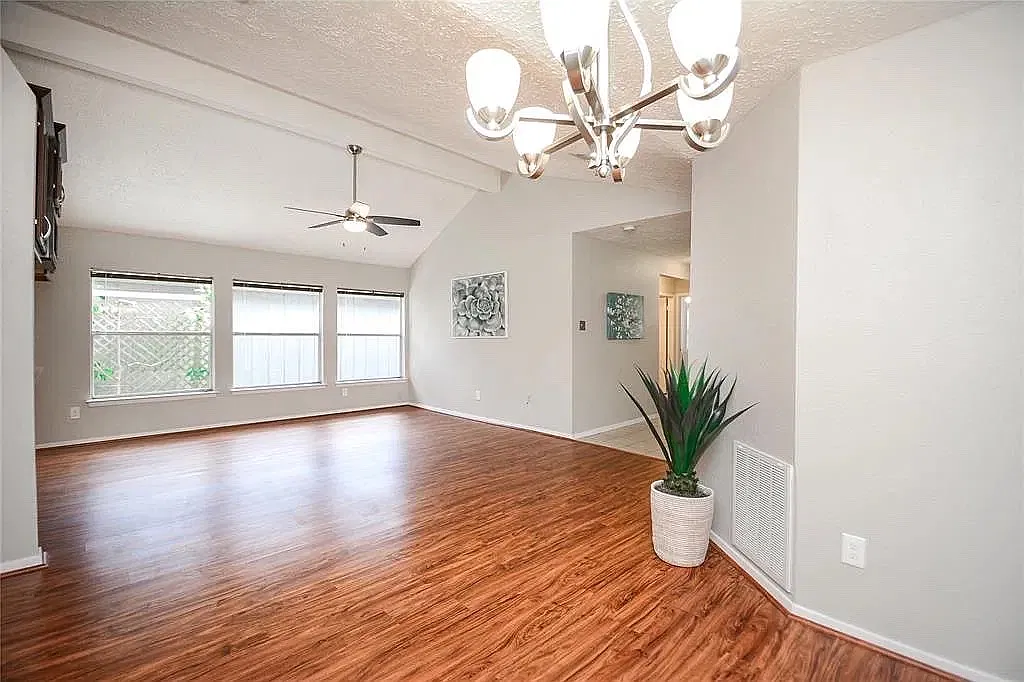 3 bed, 1150 sqft, $1,600 — Photo 2