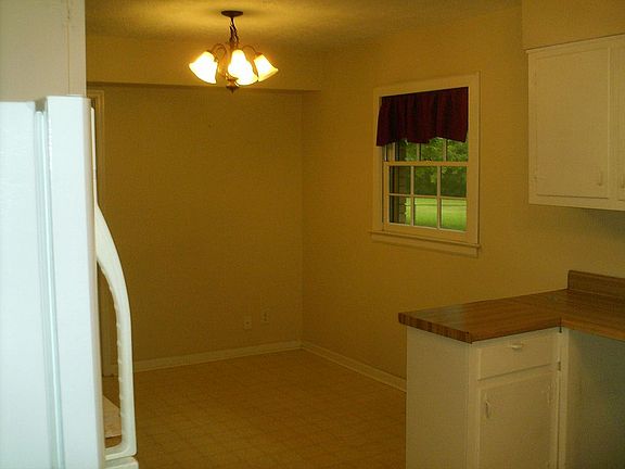 5th image of 3276 Poplar Dr